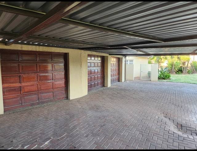 4 BEDROOM HOUSE FOR SALE IN VANDERBIJLPARK SW 2